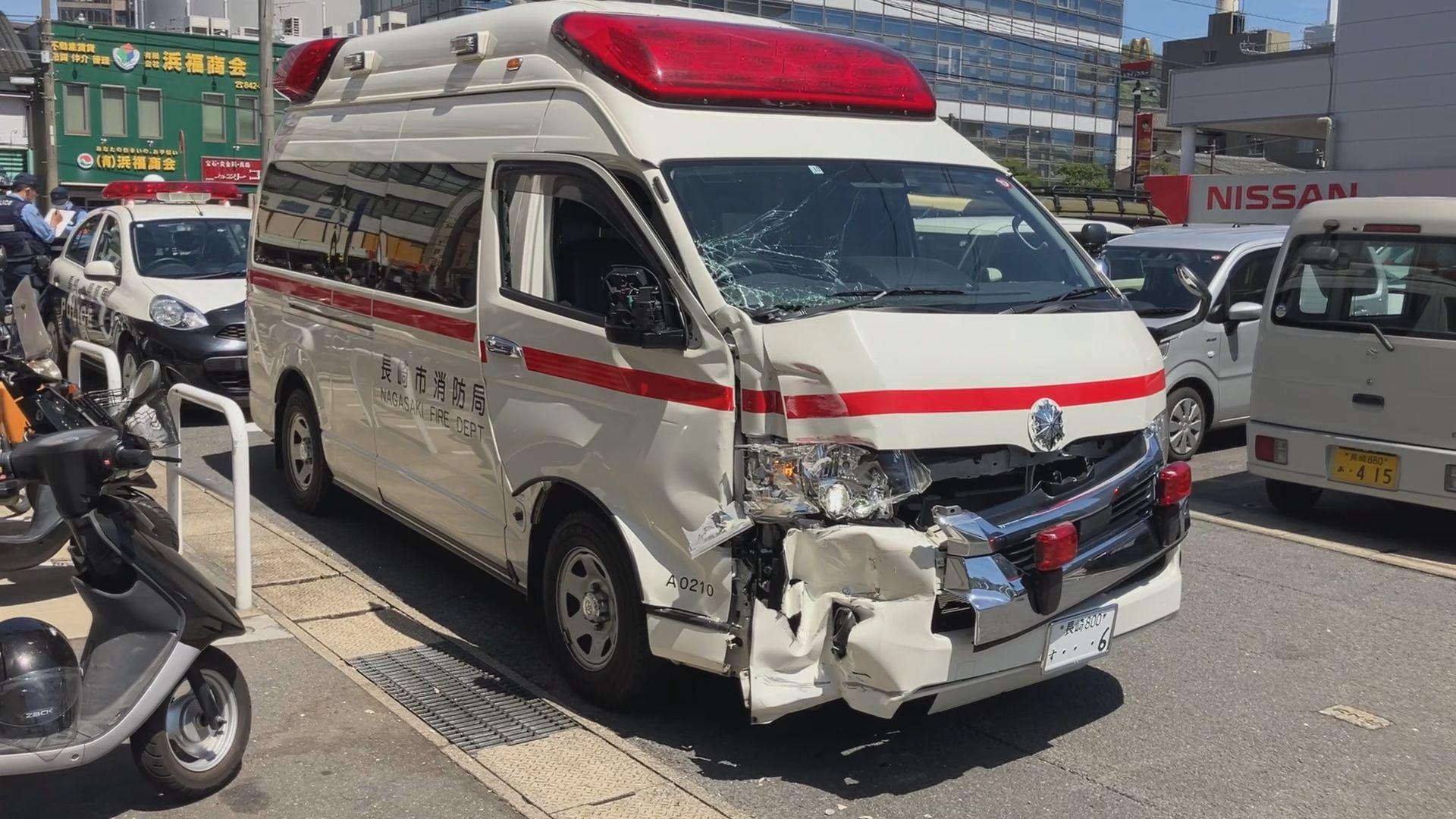 患者搬送中の救急車と路面電車が事故 けが人なし