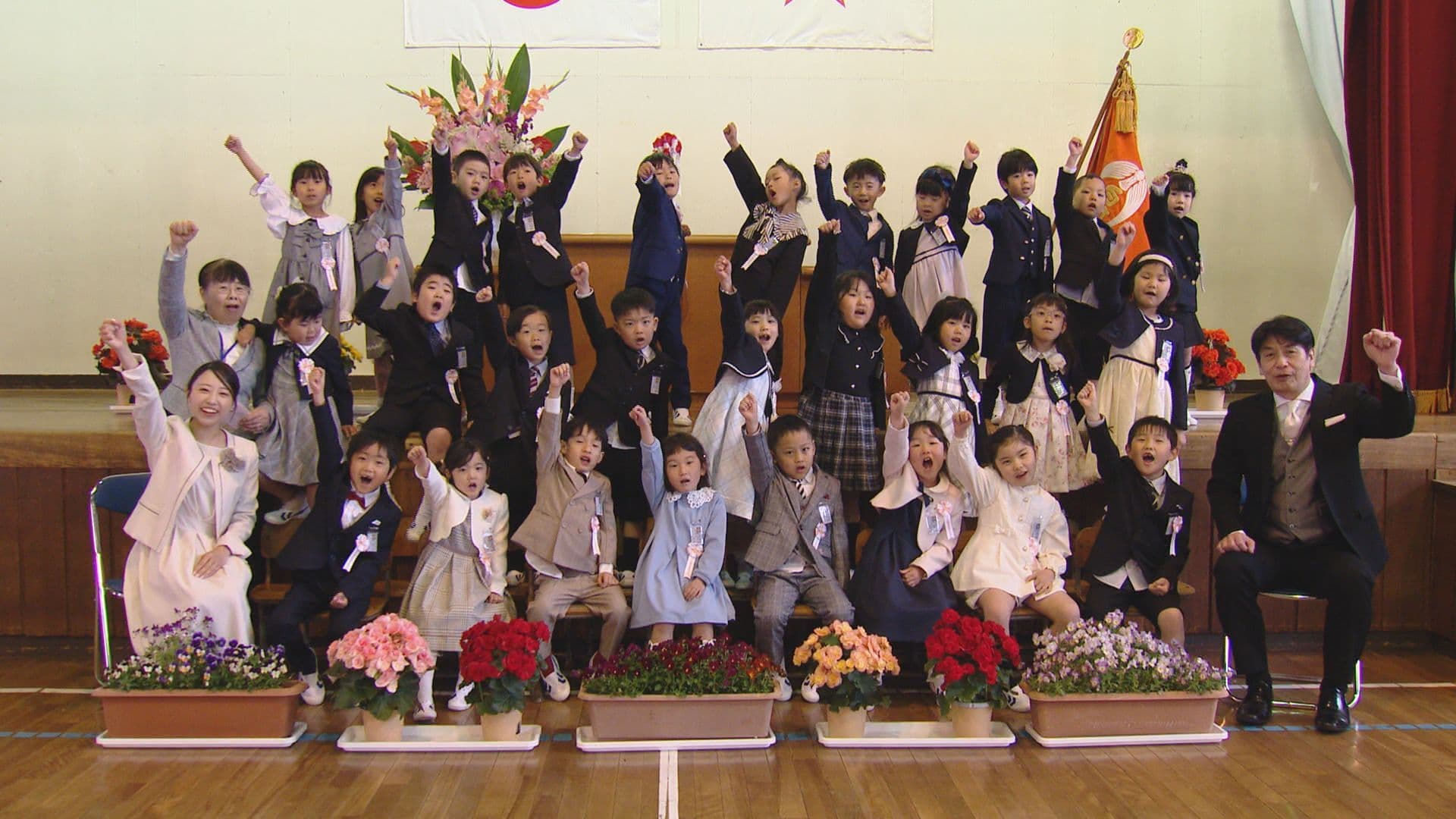 「生まれたのが、ついこの間だったと思ってたのに」　公立小学校で入学式　新一年生は２年連続の１万人割れ　　