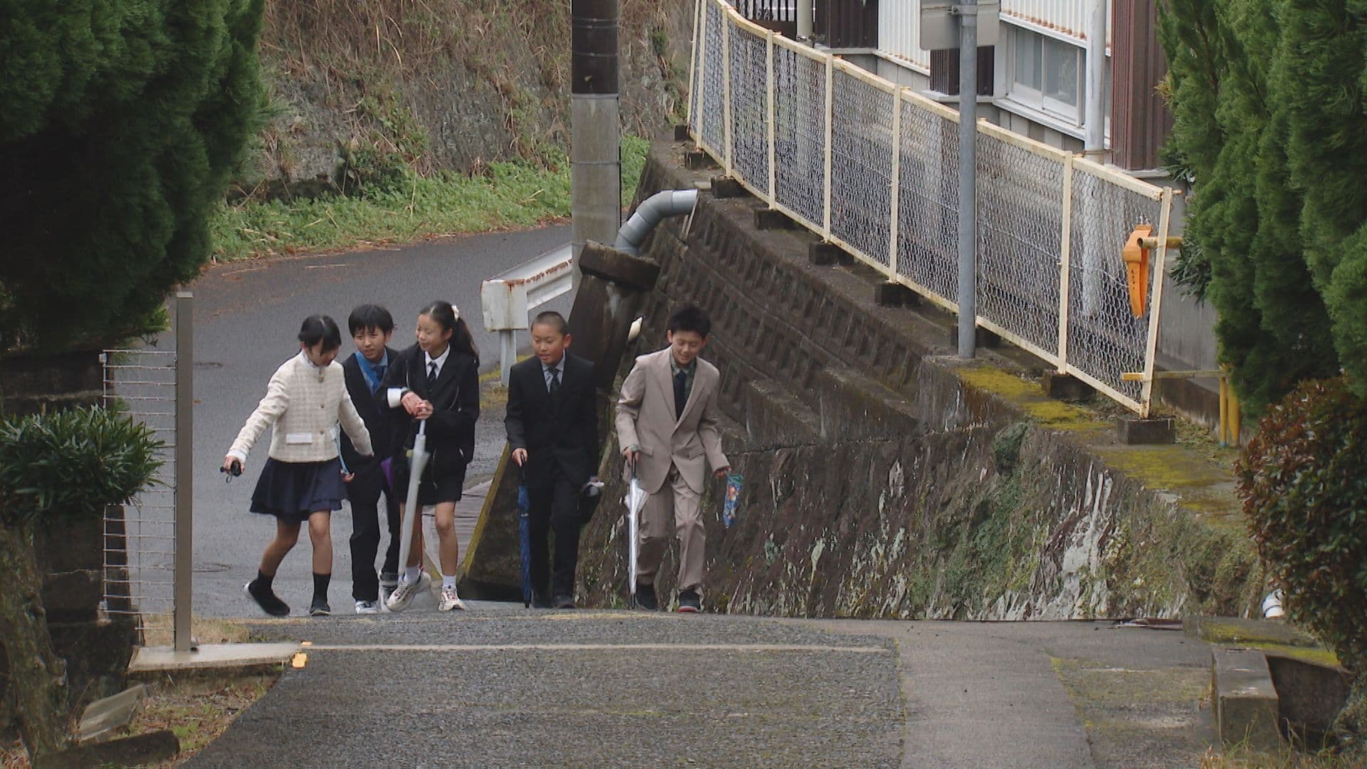3月に閉校する手熊小学校で最後の卒業式 県内の公立小学校300校から約1万1000人が巣立ち