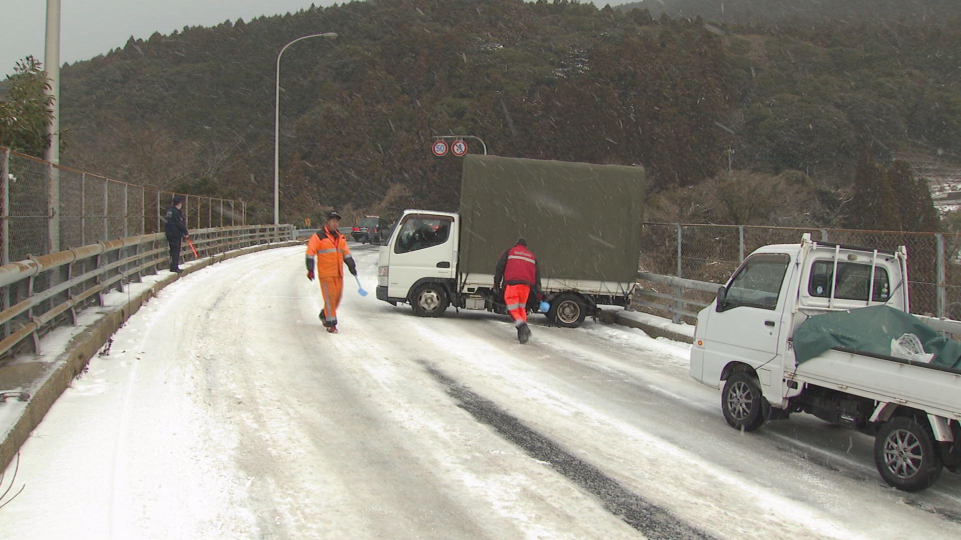 佐世保の雪 山間部で引き続き路面凍結 スリップ事故も