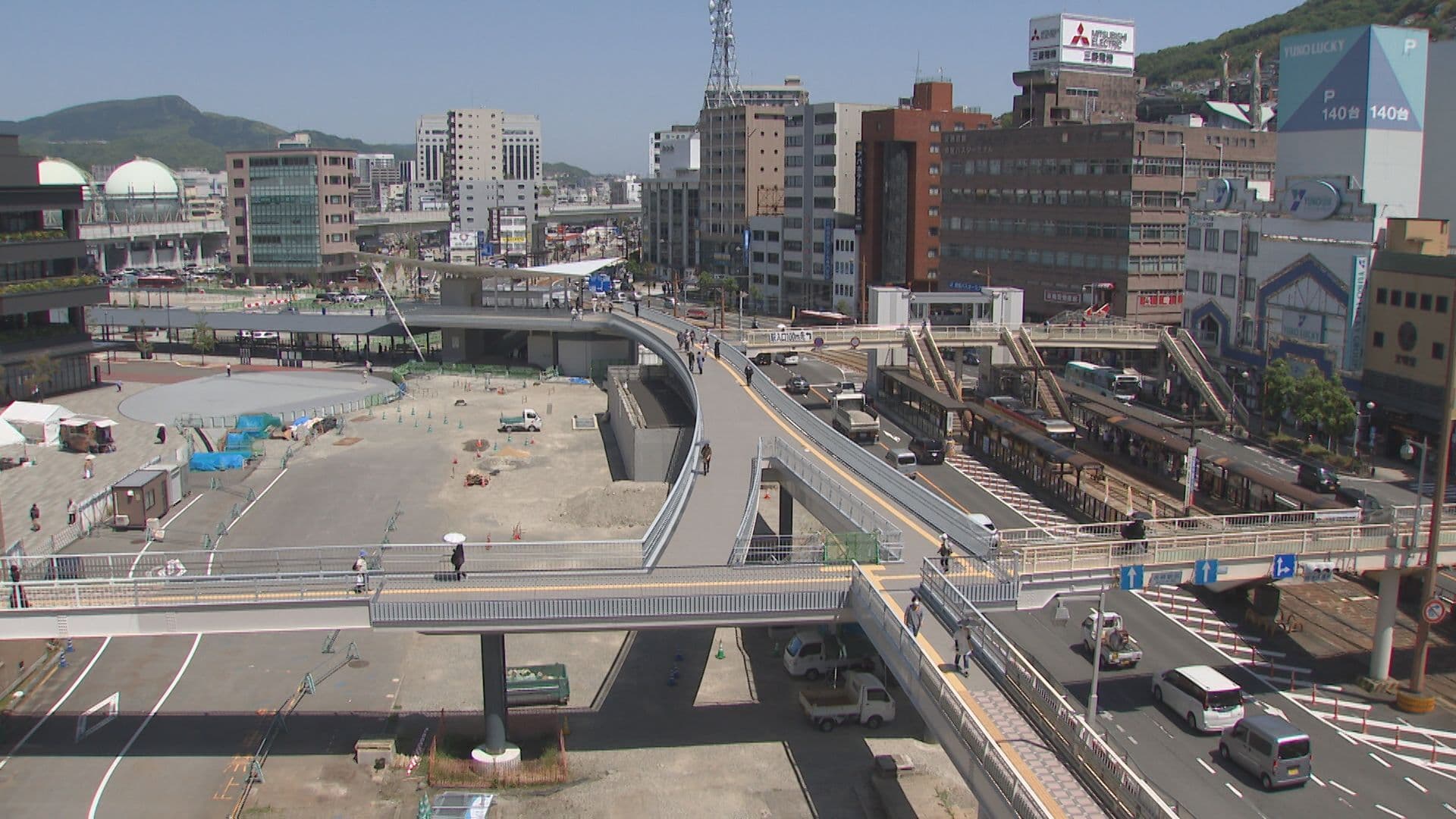 ＪＲ長崎駅東口の新歩道橋が通行可能に