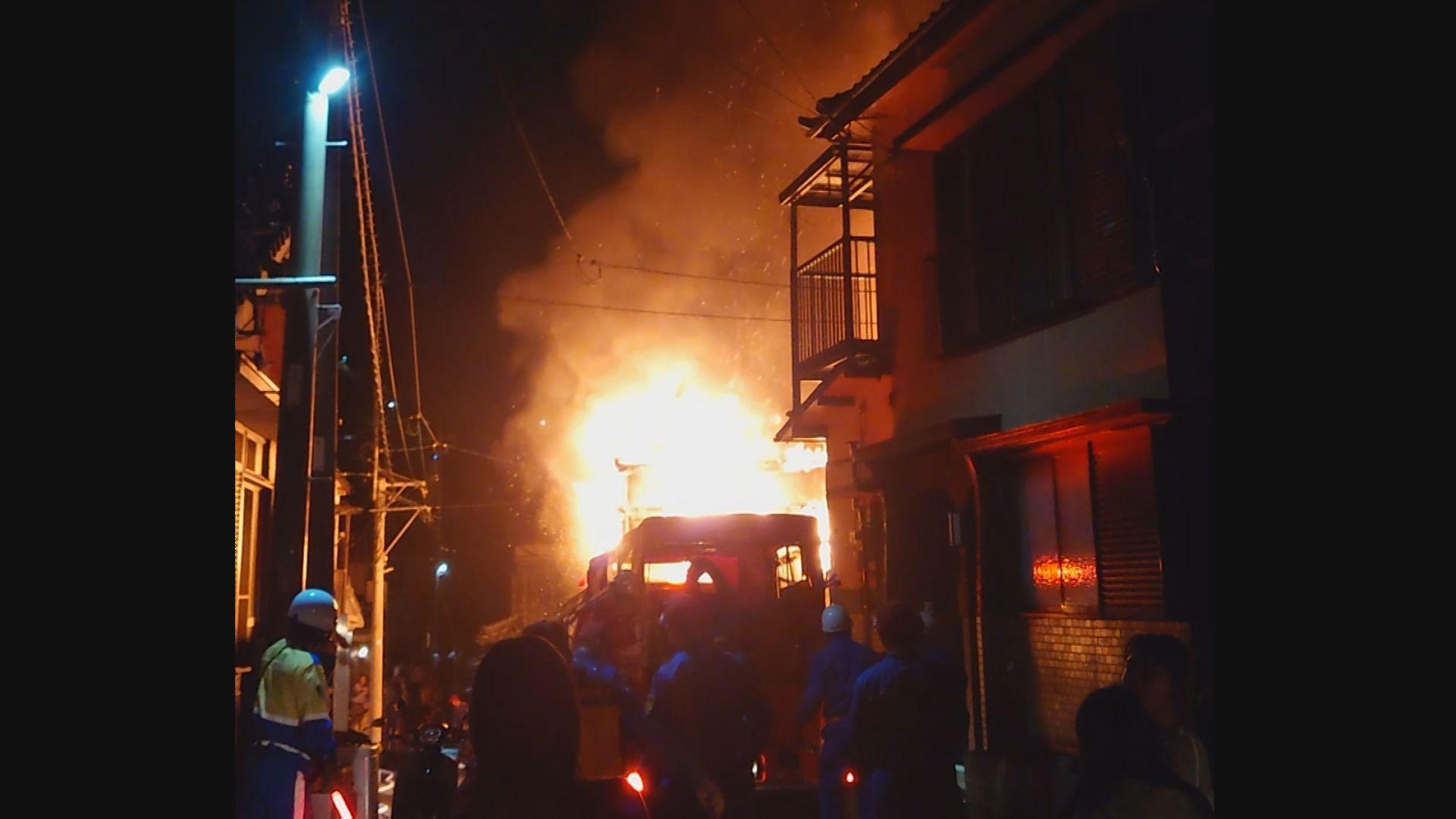 深夜に長崎市の住宅街で火事 少なくても住宅２棟が全焼