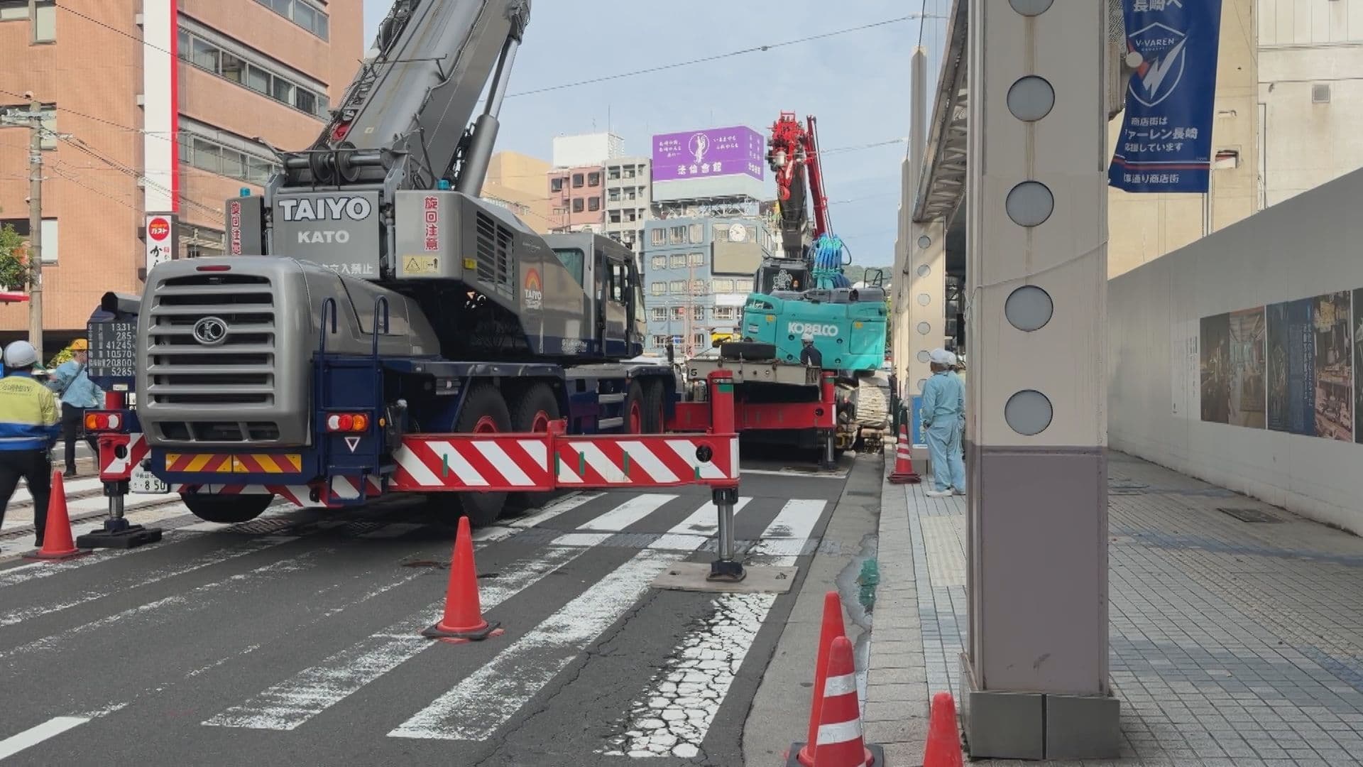 旧松竹会館前でショベルカー傾く　２時間半通行規制