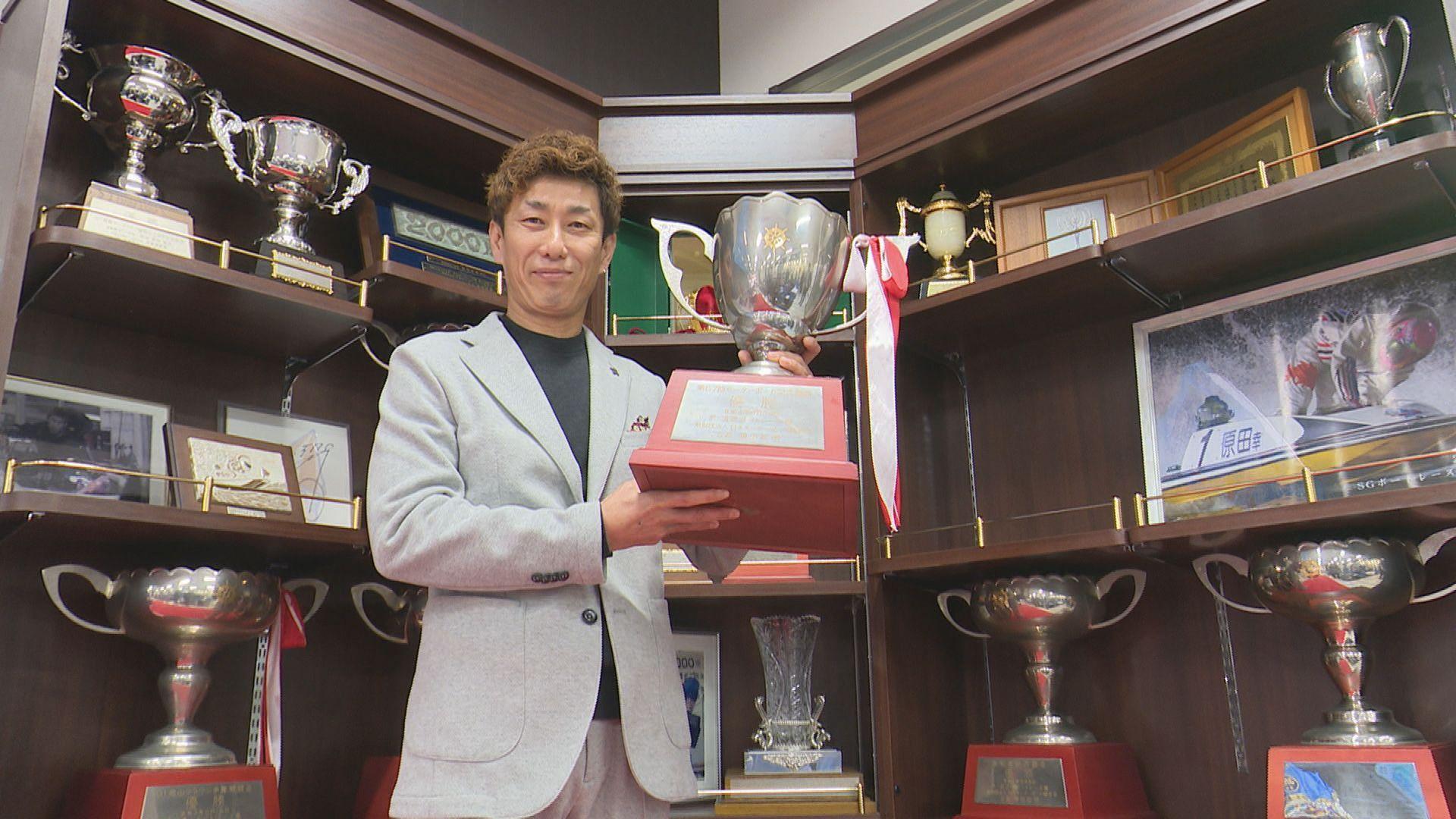 ボートレーサー・原田幸哉選手の優勝トロフィーがズラリ！ボートレースチケットショップ松浦に展示