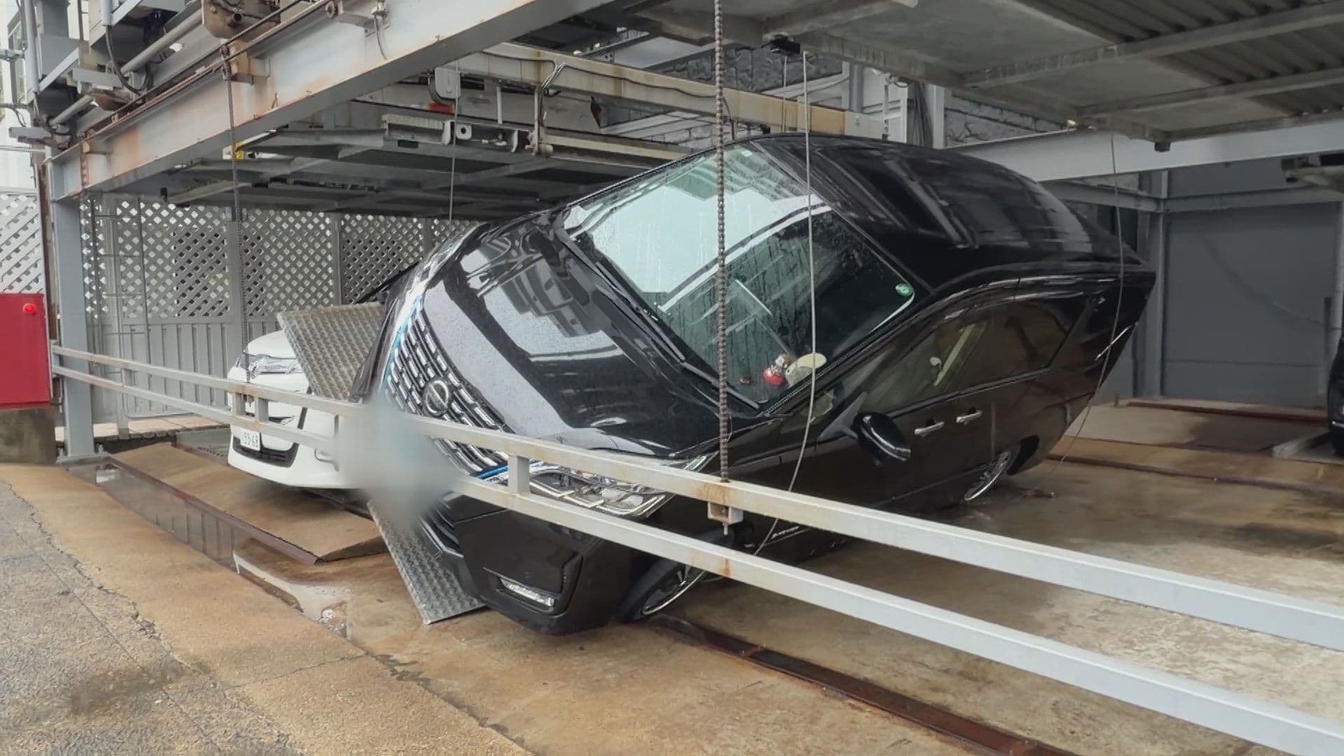 機械式駐車場で車が落下…機械の故障か けが人なし