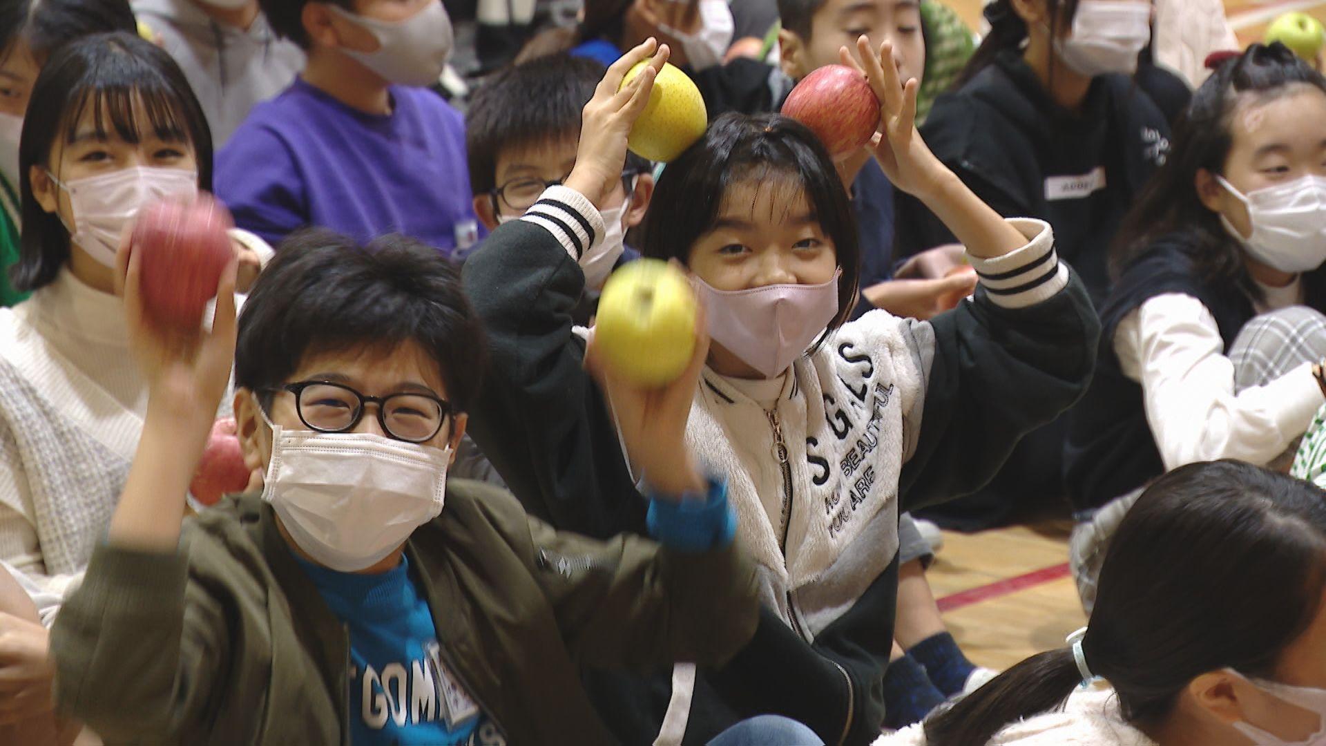 【長崎】小学校に青森産リンゴプレゼント｢サンふじ｣と｢王林｣に大喜び！JA津軽みらいが贈呈