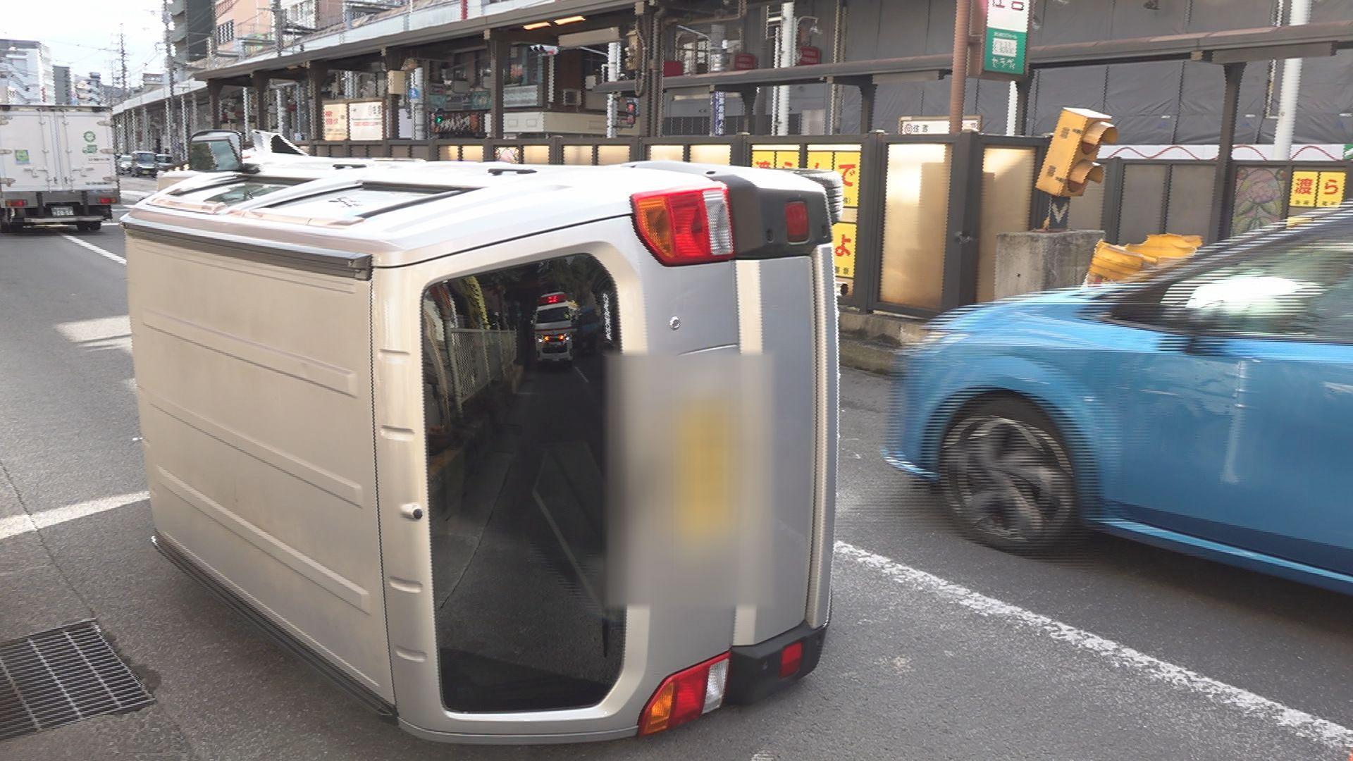 【動画】住吉電停近くで軽自動車が横転