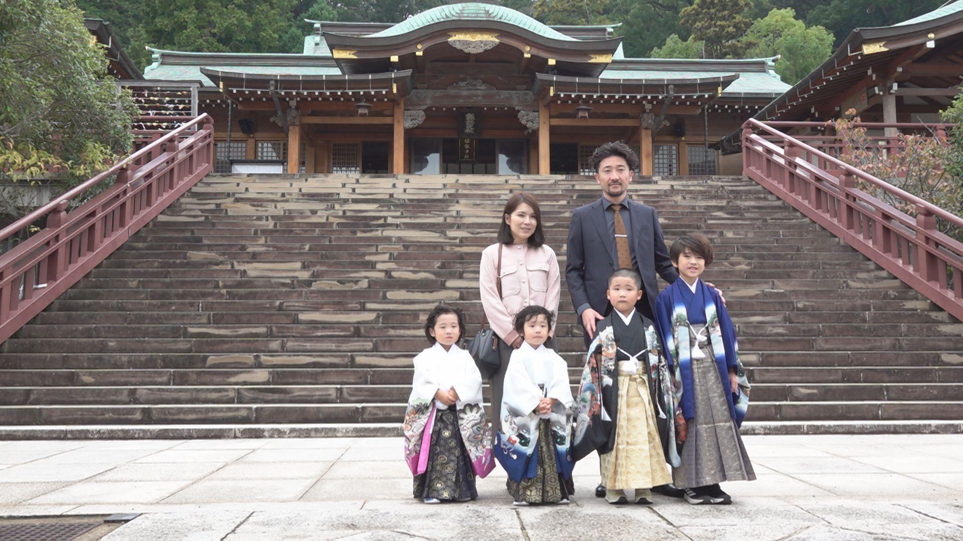 諏訪神社で子供の成長を祝う「七五三」