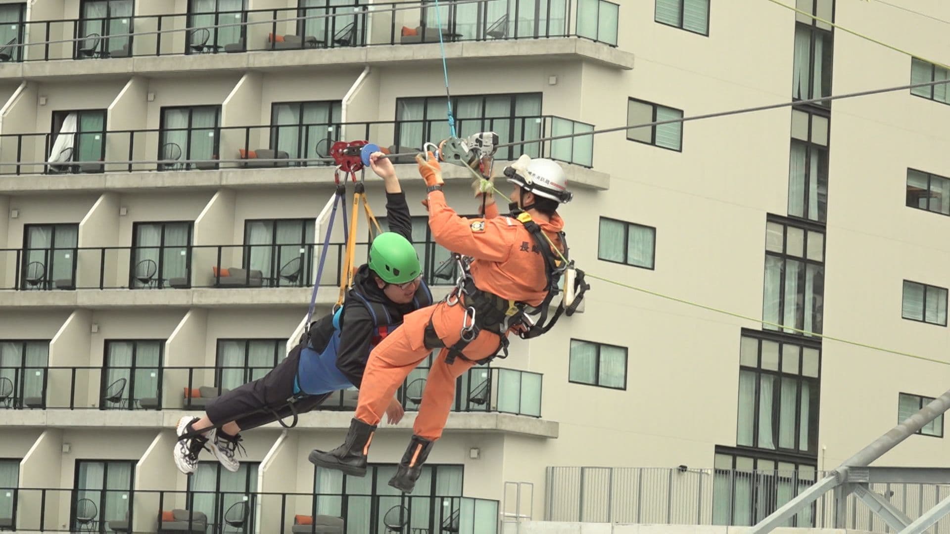 ジップラインで宙づりも想定 スタジアムシティで消防訓練