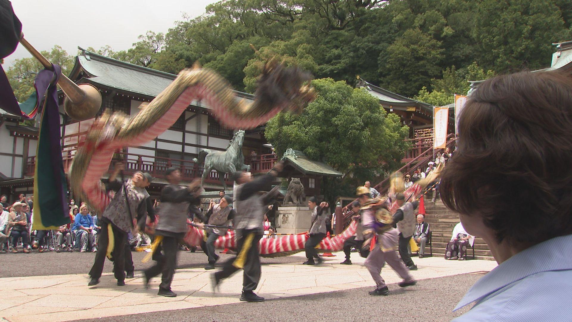「龍の頭はとても重かった」クルーズ客に諏訪神社で「龍踊」特別披露 体験も