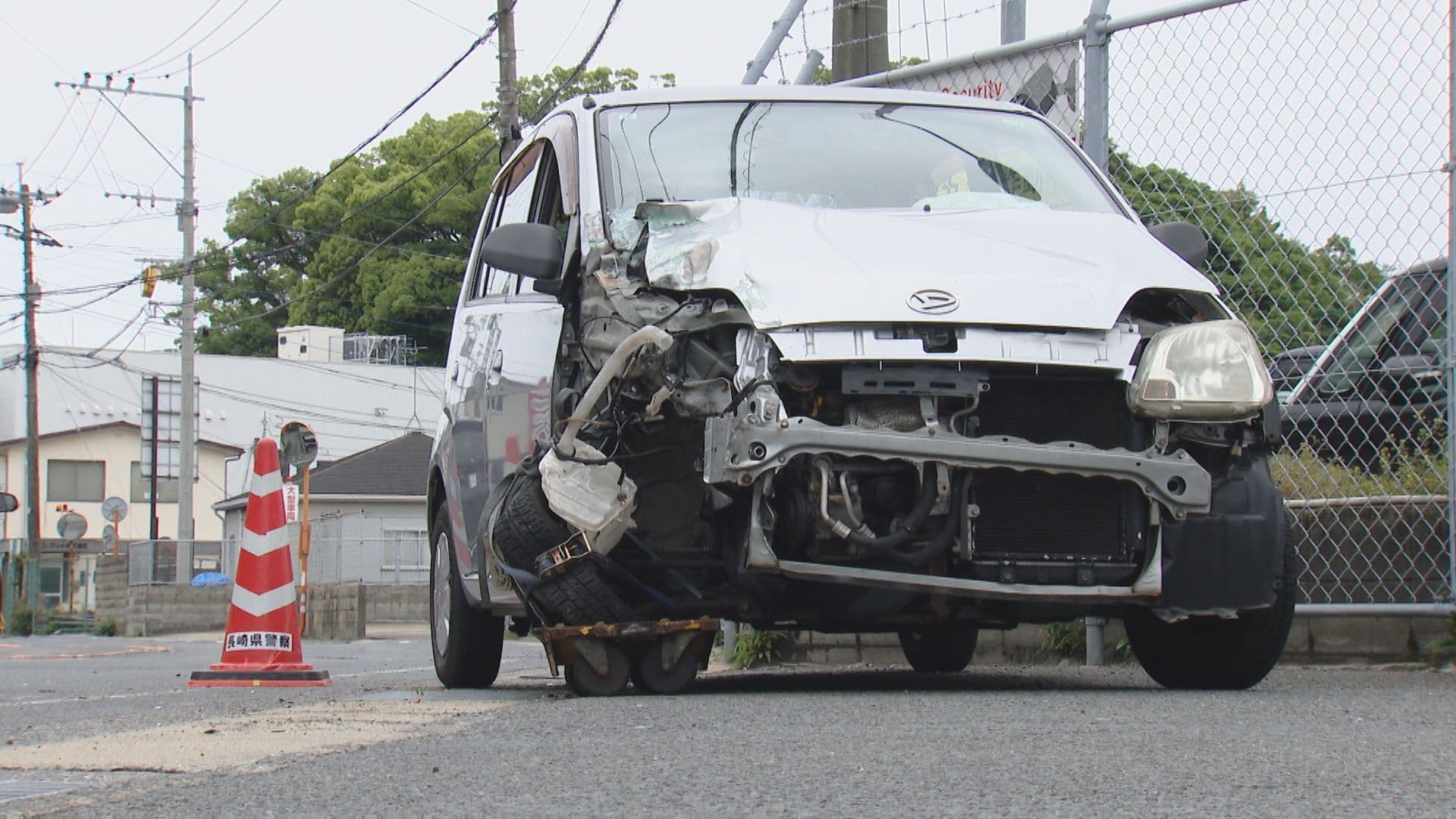 中央線をはみ出したか…軽乗用車とごみ収集車が衝突 １人救急搬送