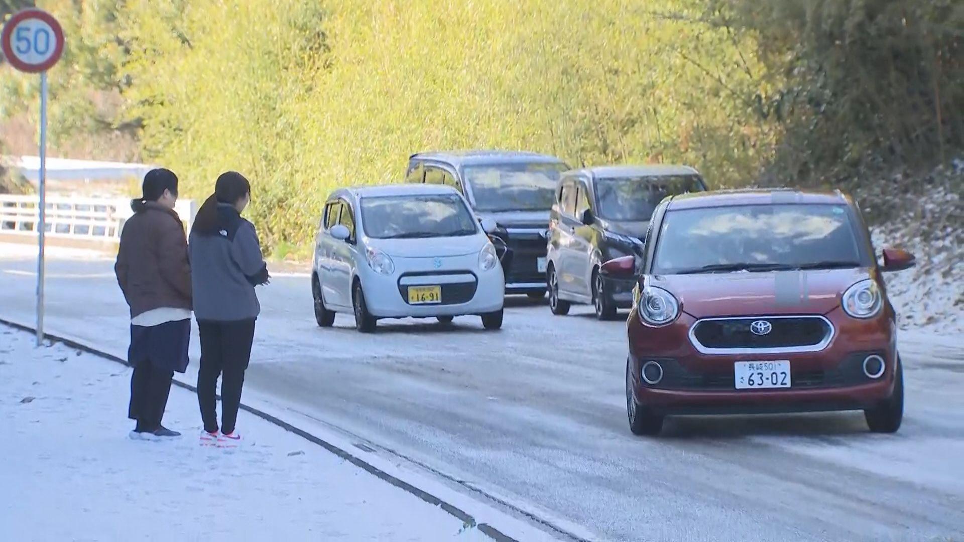 この冬一番の寒気…積雪による路面凍結で車の立ち往生も