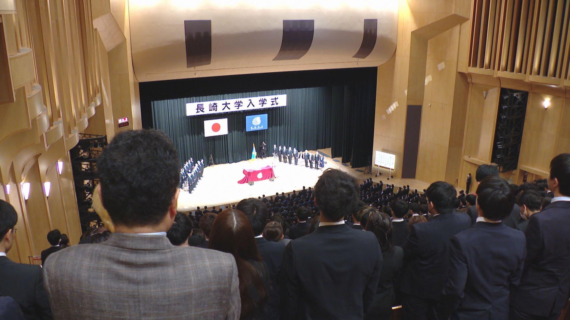 長崎大学入学式　２２３５人が希望の一歩　狭き門勝ち抜いた医学部生も喜び