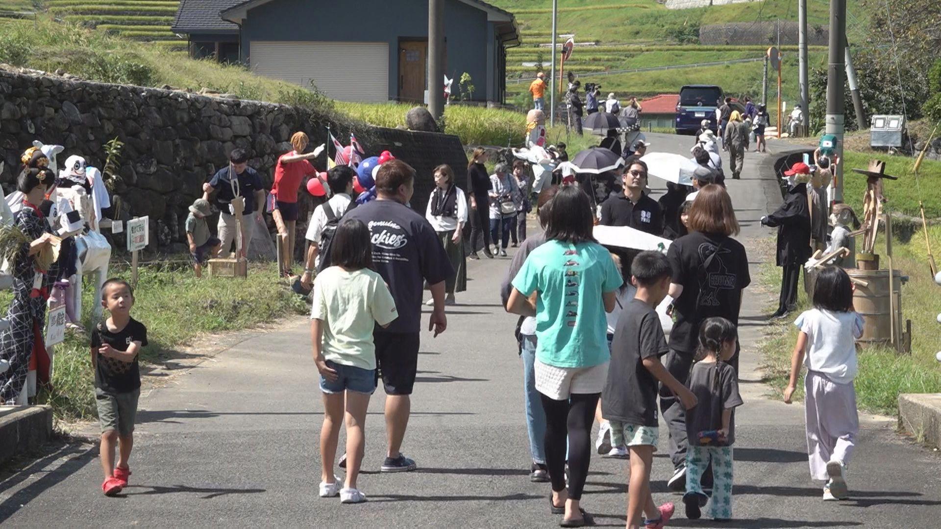 今年もユニークな“かかし”がお出迎え「鬼木棚田まつり」