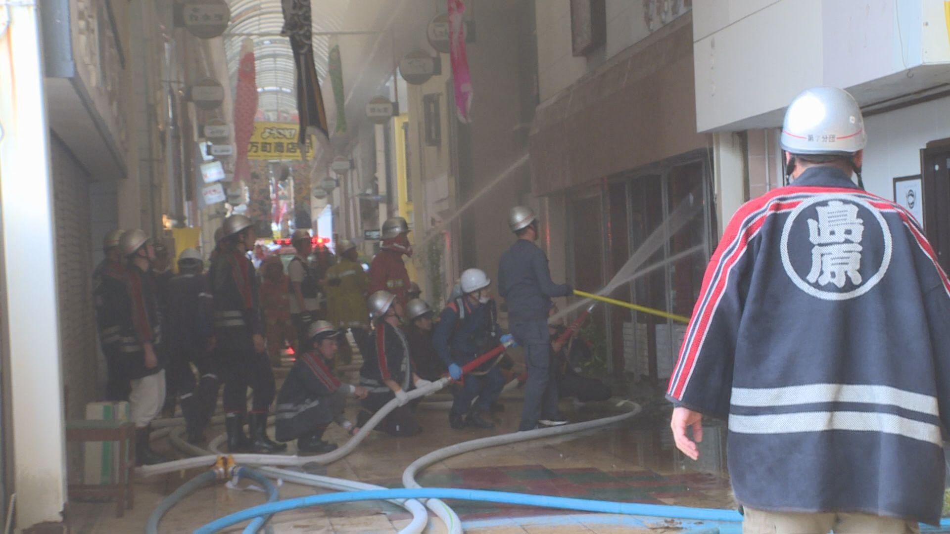 商店街のアーケード内で建物火災 ４棟が燃え一時騒然 島原市で