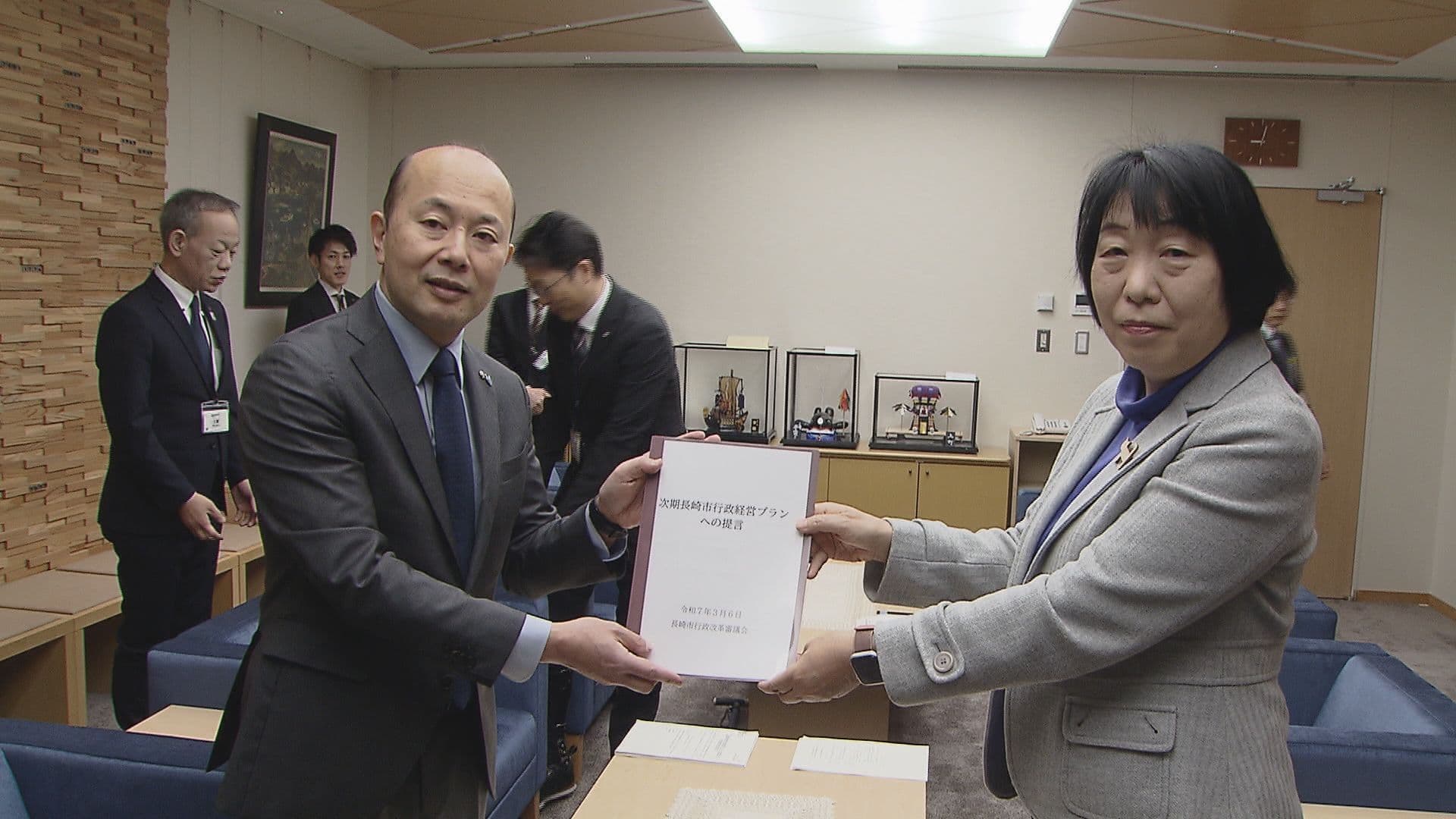 ｢人員体制の適正化などより一層の行政改革必要｣次期長崎市行政経営プランを長崎市長に報告