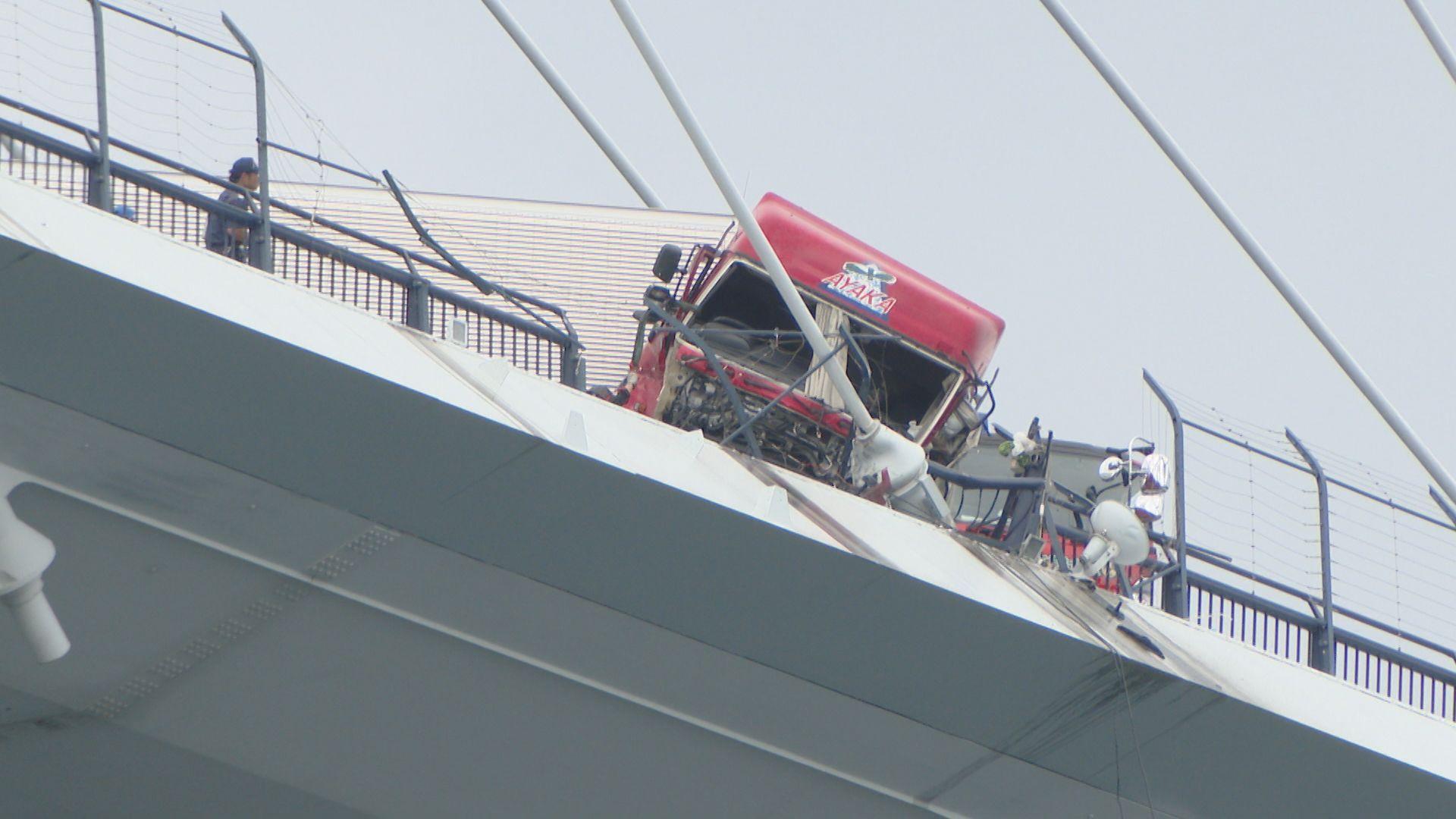 女神大橋の大型トレーラー死亡事故 追突された乗用車は駐停車禁止の車道に約３０分間停車