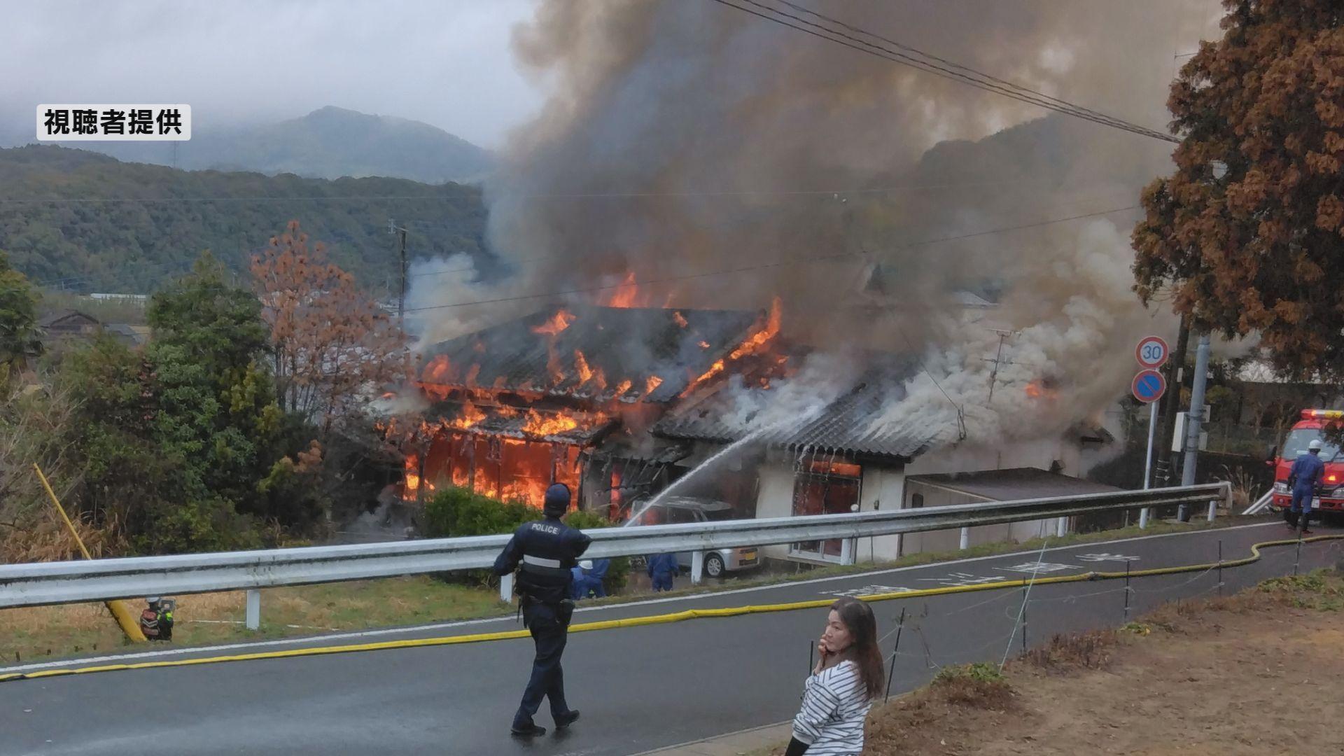 佐世保市で空き家が全焼 けが人なし