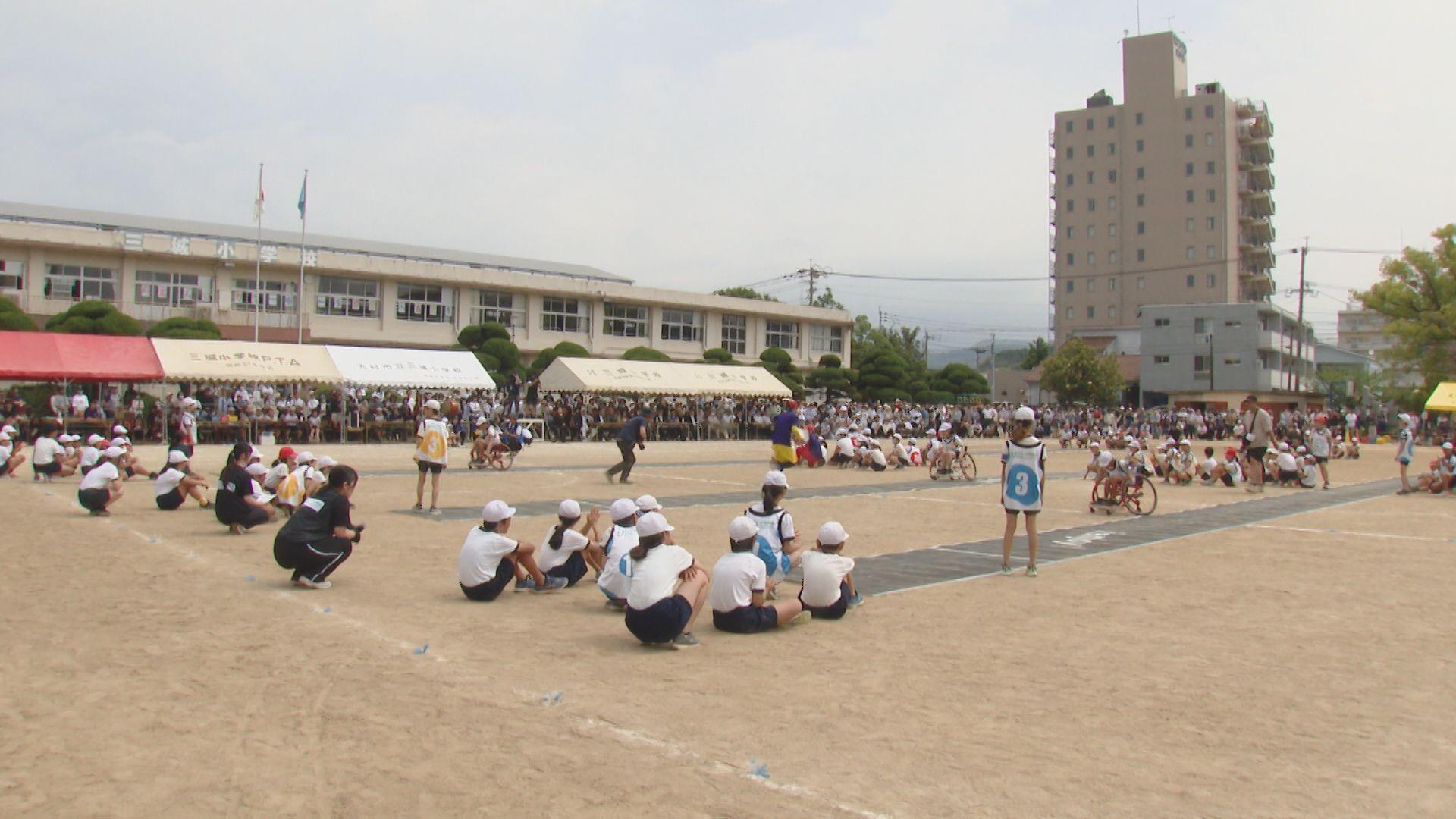 児童が多様性学ぶ｢パラサポ！インクルーシブ運動会｣大村市の小学校で車いすリレー