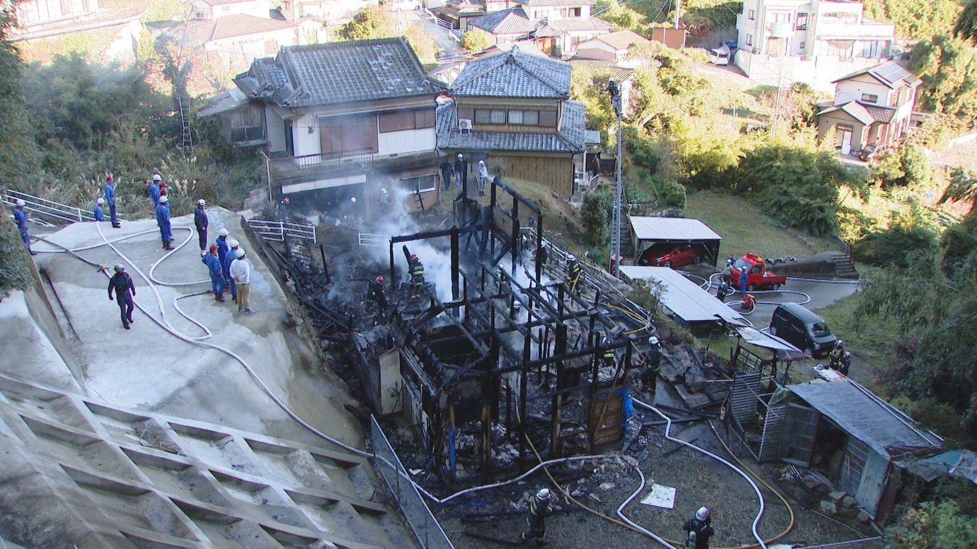 「仏壇から出火…」長崎市三重町で住宅火災　親子２人が救急搬送