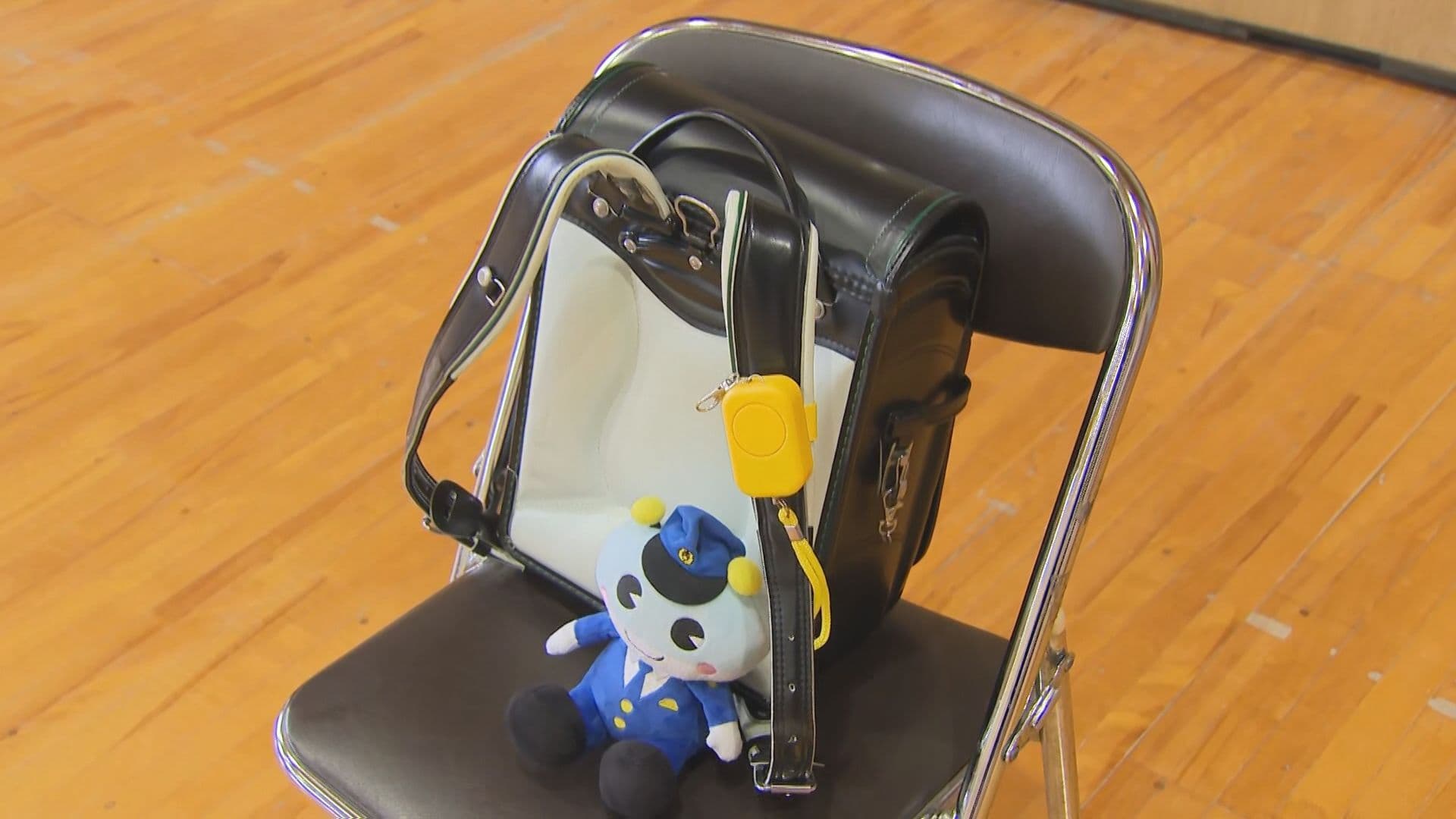 知らない人に「ついて“イカ”ない」　新一年生に防犯ブザー