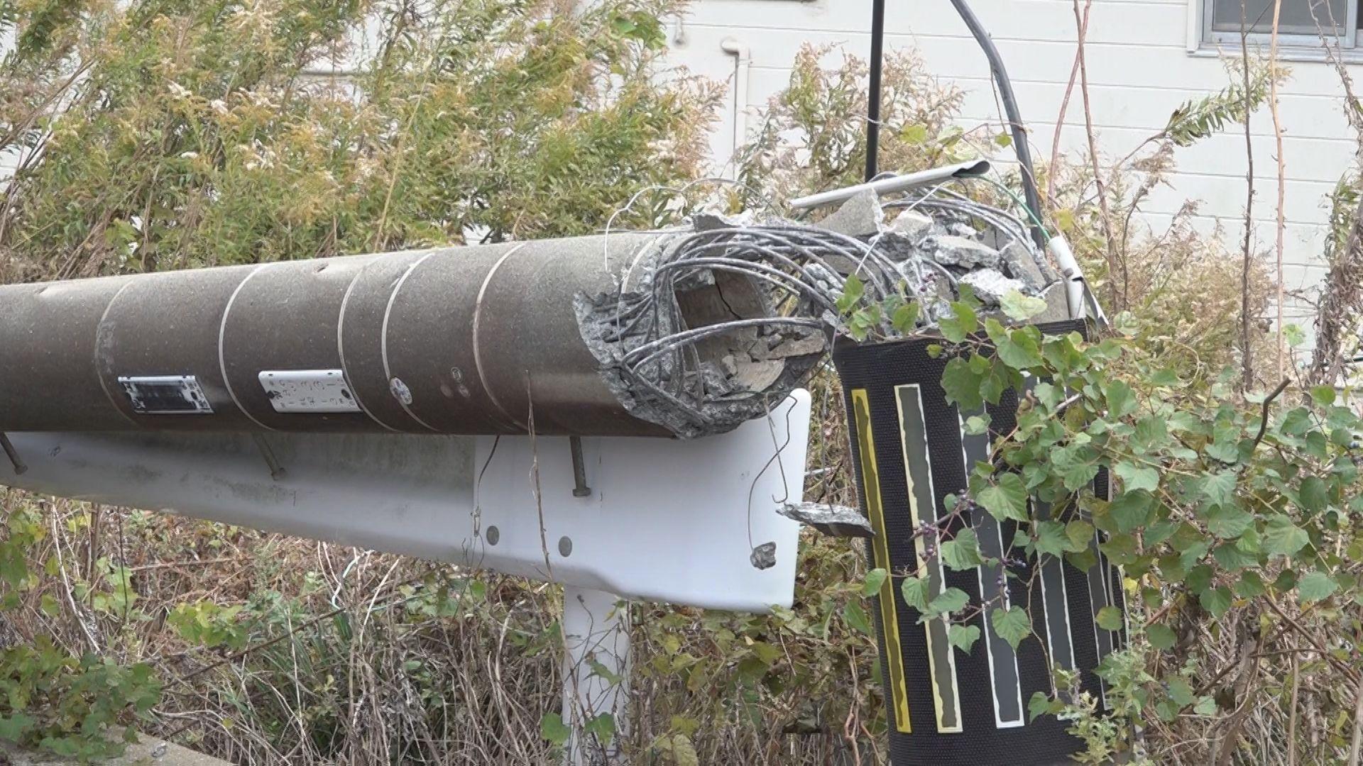 「原因は調査中」　佐世保市で電柱２本が倒れ最大８９０戸停電