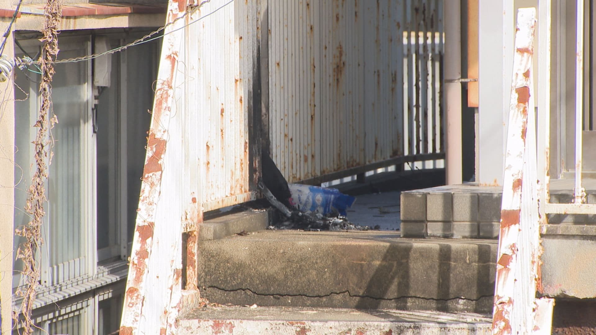 佐世保市大宮町　玄関横の鉄格子が焼ける　先月は、同じ住宅で廃車が全焼「連続不審火の可能性」　　