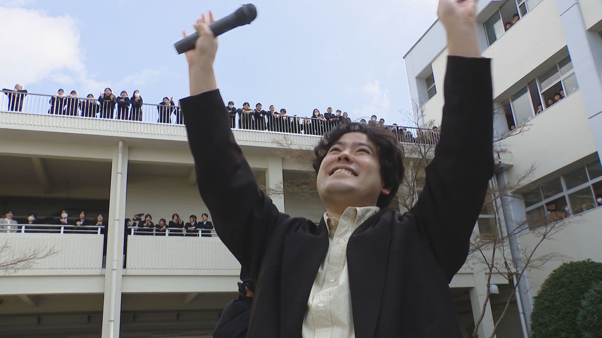 俳優・前原瑞樹さんが母校・長崎東高校をサプライズ訪問 後輩たちにエール送る