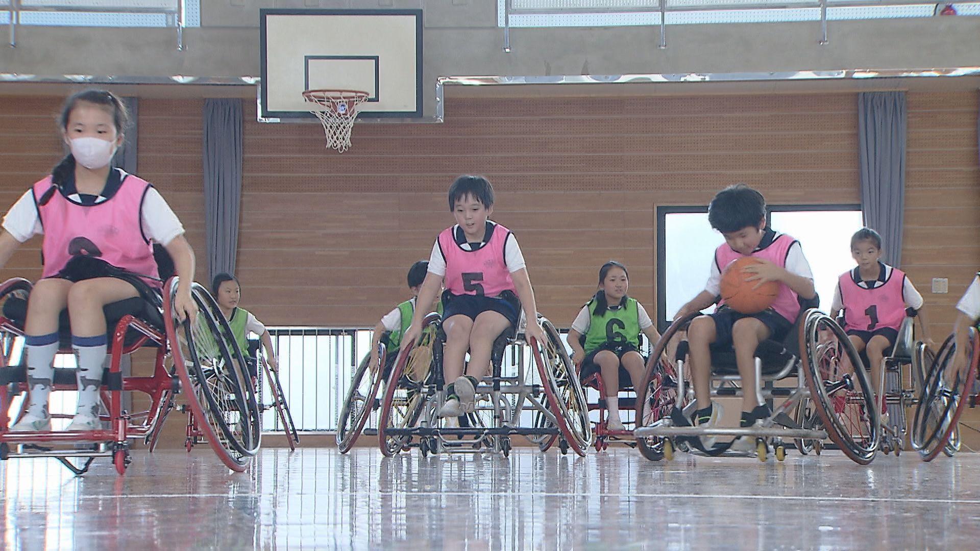 【パラスポーツ】「普通のバスケとは全然違う感じ」長崎市立諏訪小学校で車いすバスケットボール交流会