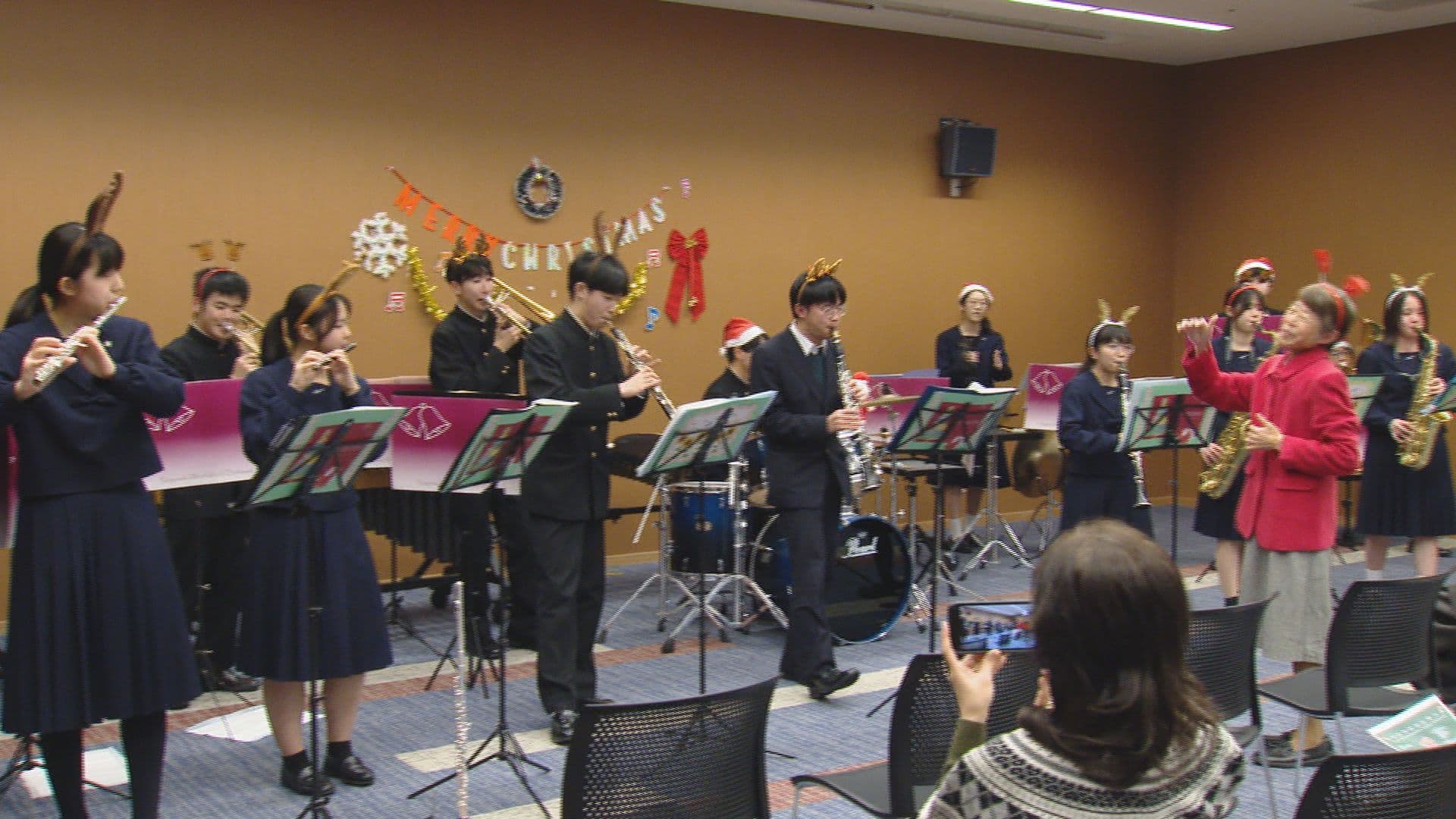 長崎西高の吹奏楽部の生徒たち　入院患者に笑顔のクリスマスを届ける