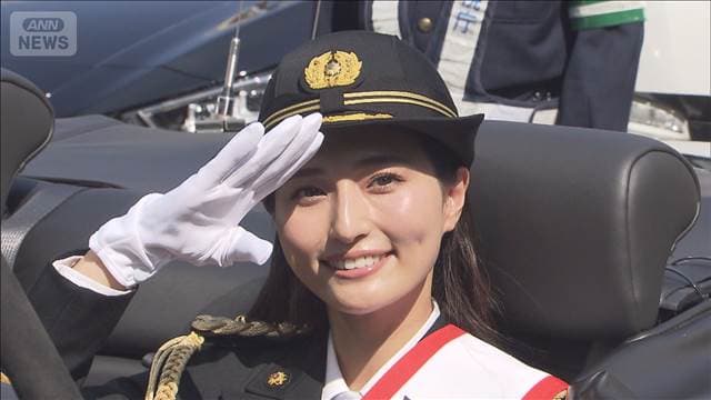 新学期を前にパレードで交通安全呼びかけ 警視庁麻布署の一日署長に山賀琴子さん