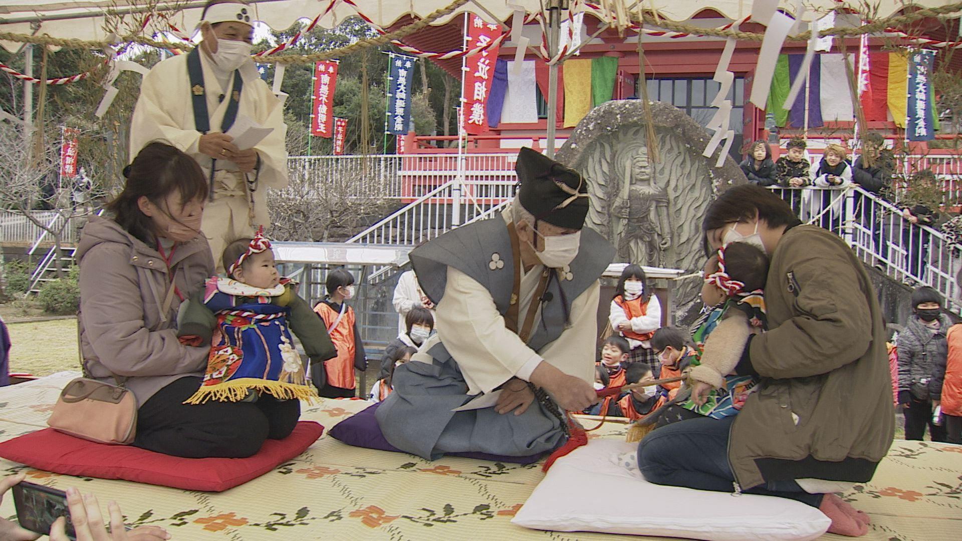 赤ちゃん力士が土俵上でにらめっこ！平戸市で４年ぶりの節分行事「子泣き相撲」