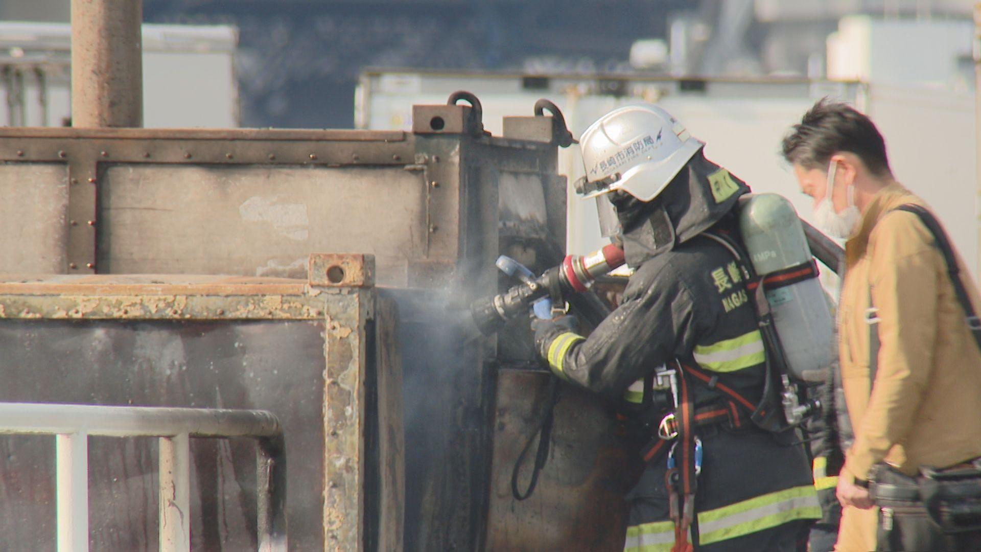 長崎港ターミナルで火災…木製荷役台や鉄製コンテナ焼ける　けが人なし