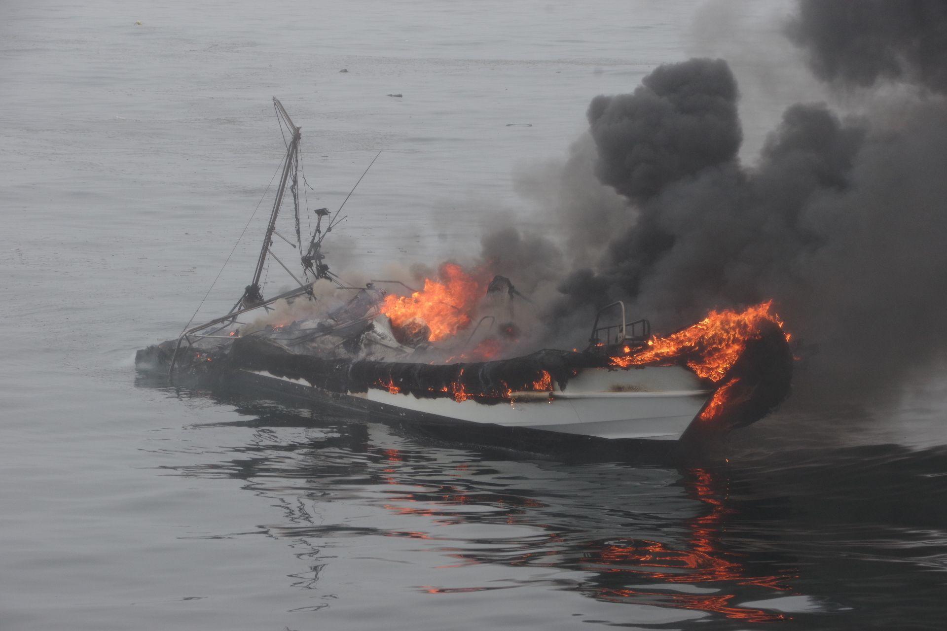 長崎県壱岐市沖で遊漁船が炎上し沈没　釣り客ら計8人は救助され、けが人なし