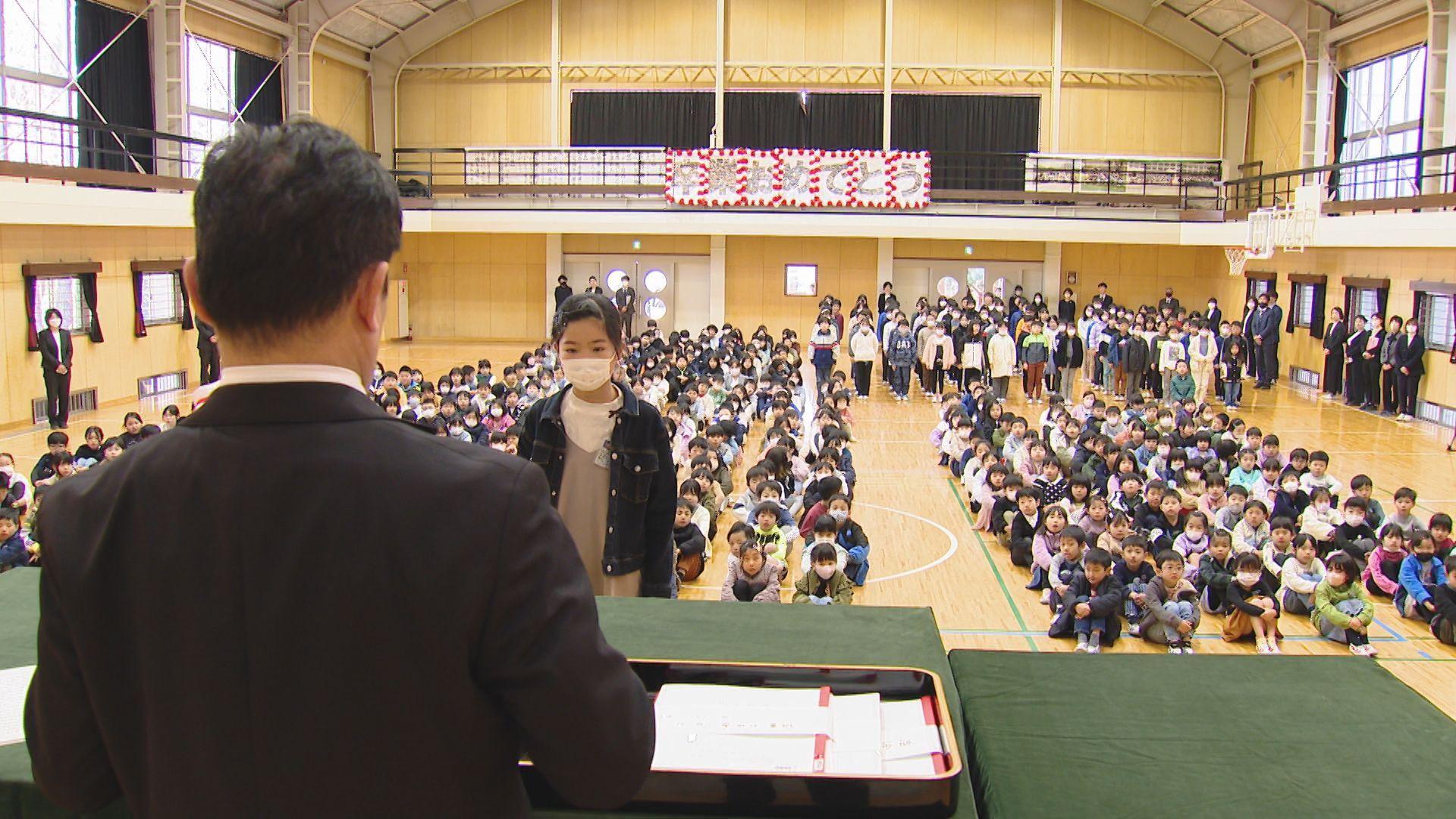 新人教師が児童との別れに涙…長崎市立城山小学校で修了式
