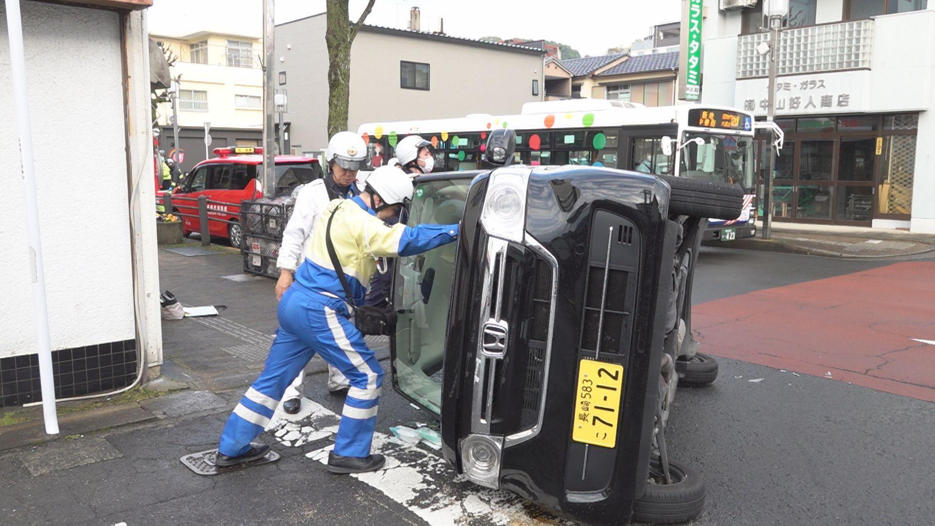 信号のない交差点で車同士が出合い頭に衝突…１台横転　けが人なし　長崎市