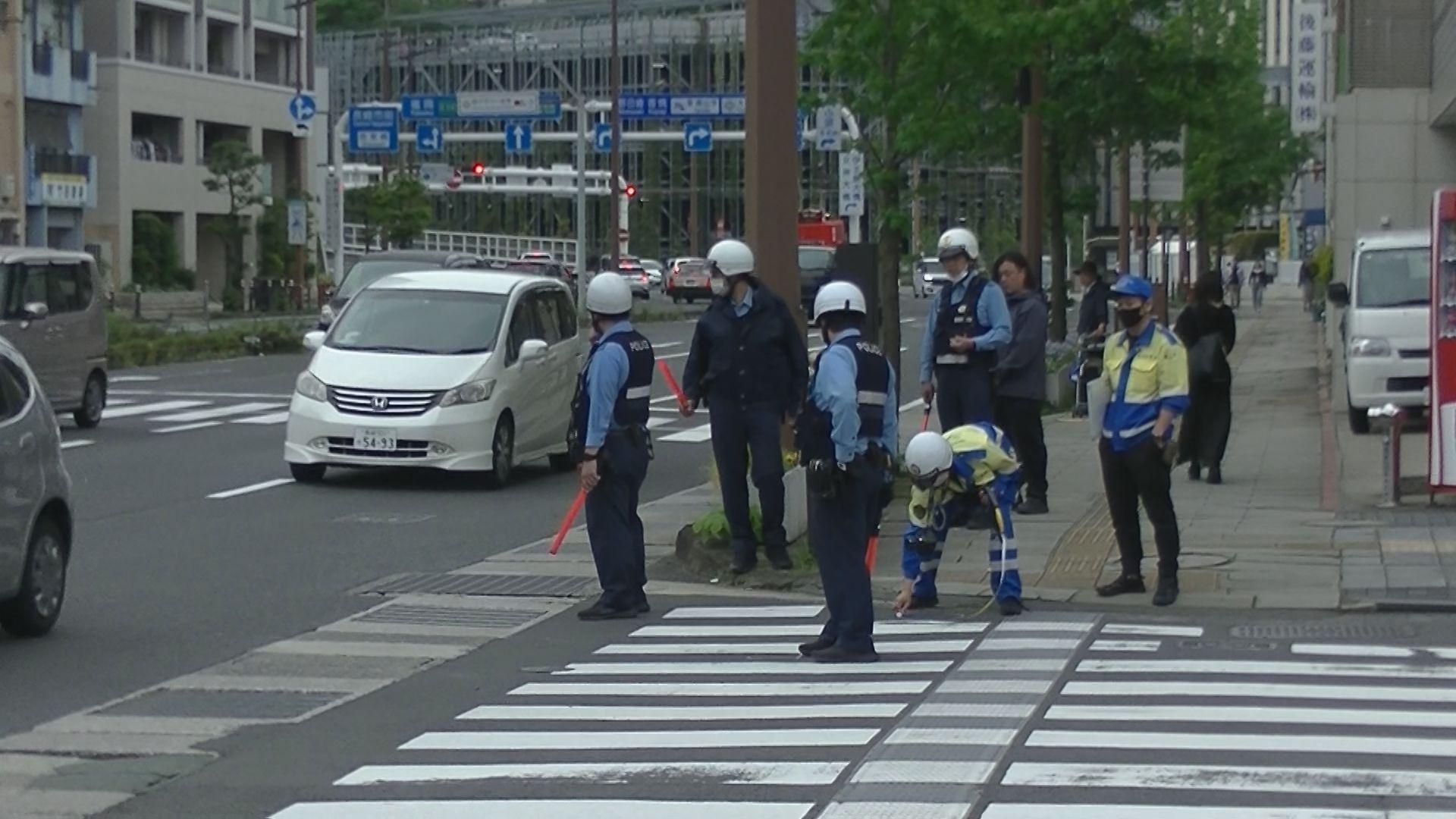 長崎市出島町でバイクと自転車衝突　３０代男性重傷
