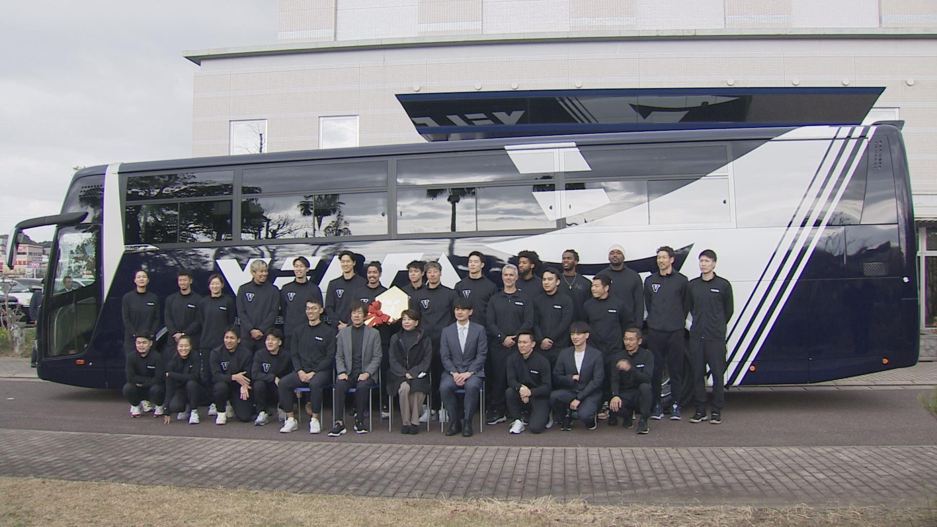 【長崎】ジャパネットたかた創業者・髙田明さんが長崎ヴェルカにチーム専用の初めてのバスを寄贈