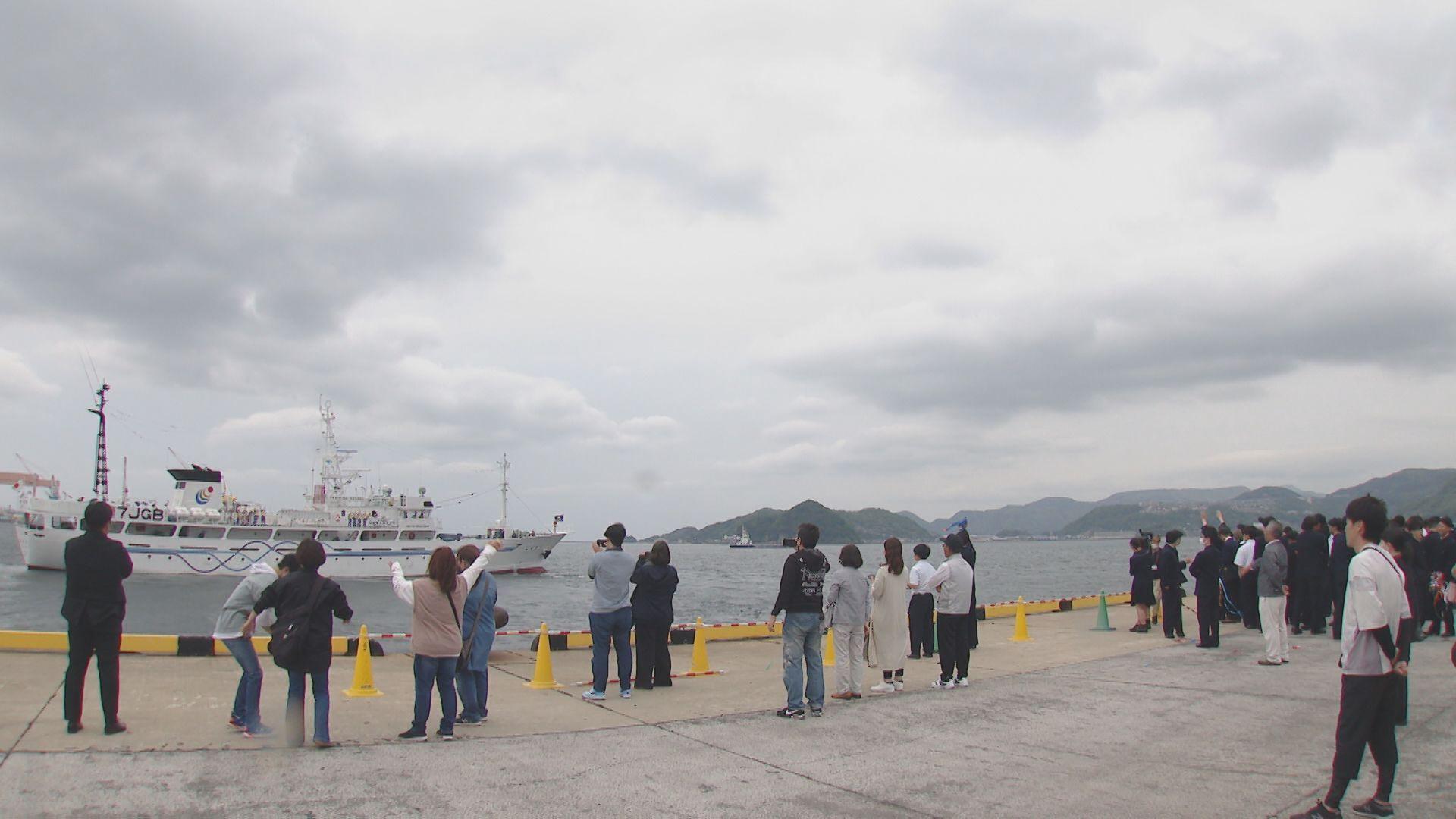 鶴洋高校の生徒が５０日間の遠洋航海へ出航 ５年ぶりに全校生徒が見送り