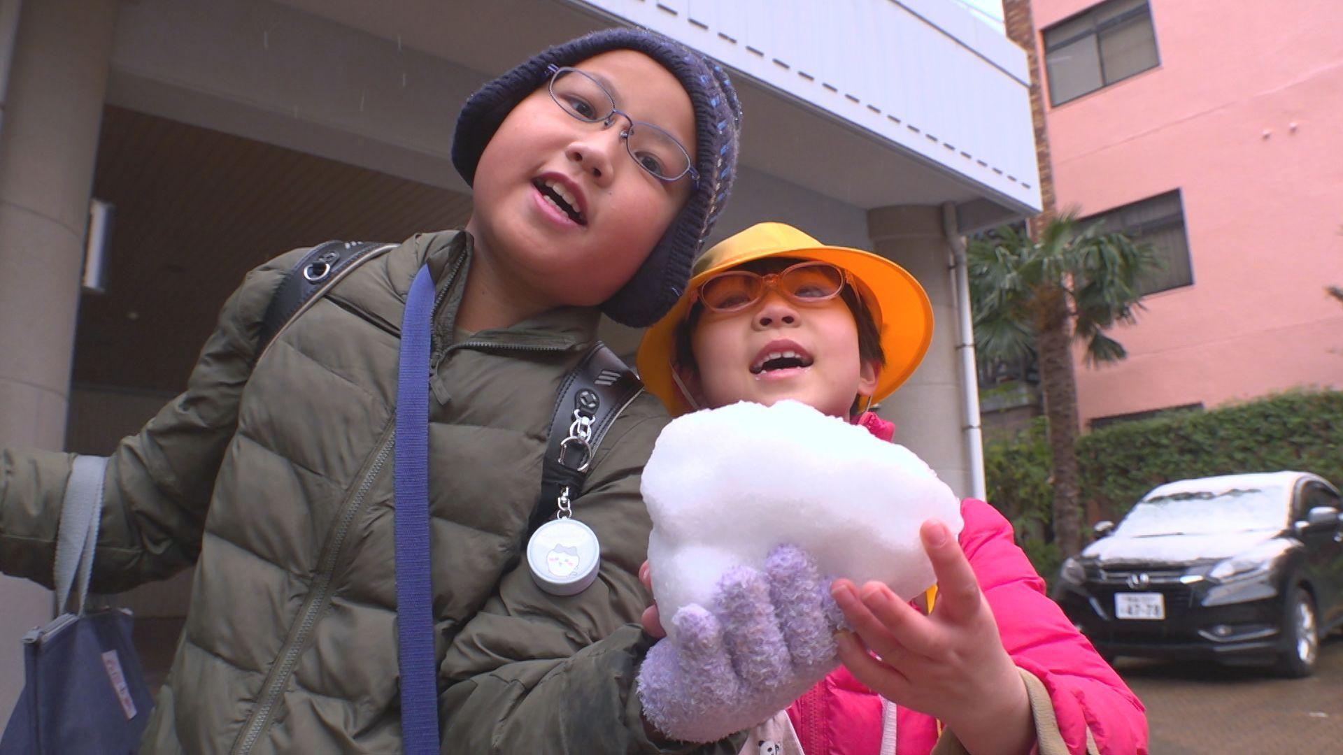 【長崎】雪の舞う終業式　長崎市立諏訪小では今年度から通知表年２回に