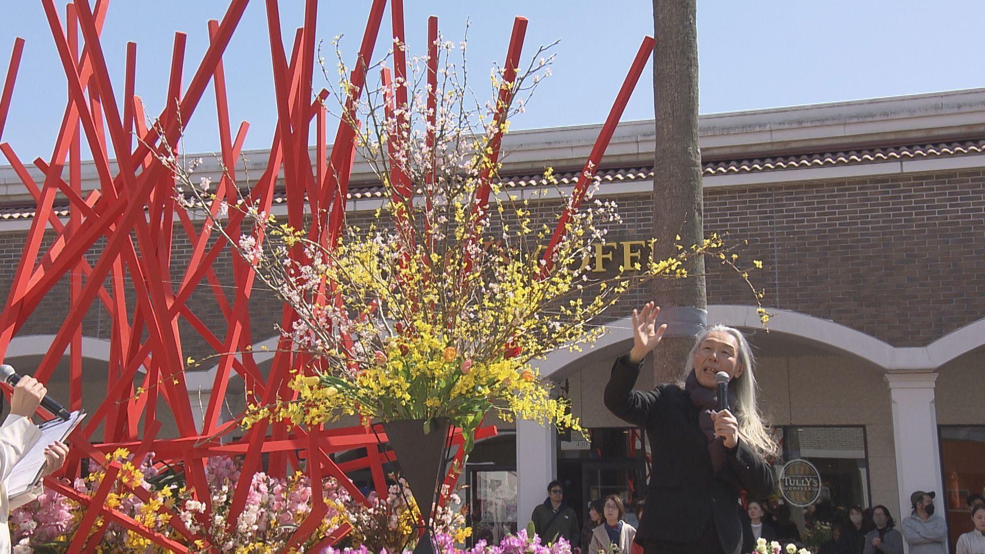 假屋崎省吾氏（６５）のフラワーイベント　鳥栖プレミアム・アウトレット開業２０周年記念