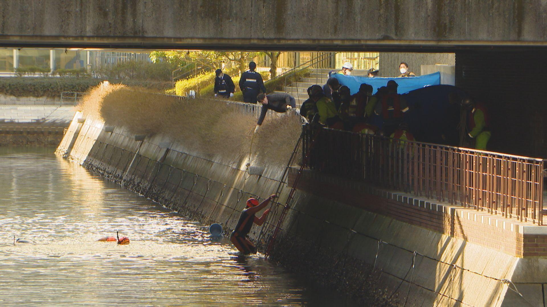 「人がうつ伏せで沈んでいる」２０代男性が水路で見つかる　搬送先で死亡確認