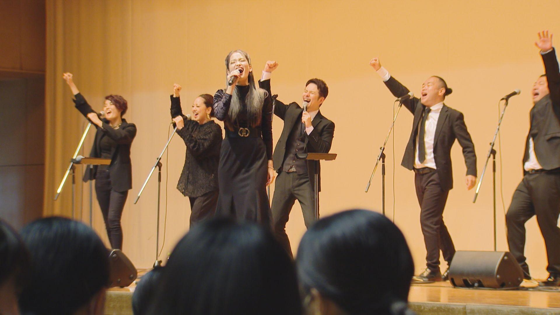 【長崎】みんなノリノリ！「奇跡の声」持つゴスペルグループが高校生に歌声を披露　長崎商業高校